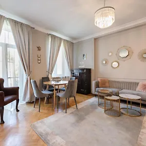 https://premium-artdeco-boutique.warsawhotelspoland.com
